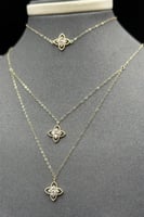 طقم دورين زهرة ذهب تصميم الماس عيار 18 وزن 2.7 جرا...