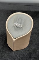 دبلة توينز ذهب ابيض مع فص سوليتير عيار 18 وزن 1.5...