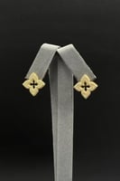 حلق وردة ذهب تصميم الماس عيار 18 وزن من 3.7 الى 3....