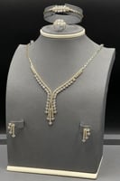 طقم وردة ذهب تصميم الماس عيار 18 وزن 22 جرام