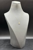 عقد مثلث ذهب تصميم الماس عيار 18 وزن من 0.7 الى 0....