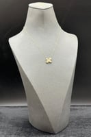 عقد وردة ذهب تصميم الماس عيار 18 وزن 1.1 جرام