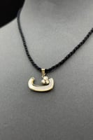 تعليقة حرف ذهب مع صدف ابيض عيار 18 وزن من 1.1 الى...