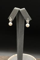 حلق ذهب ابيض مع لؤلؤ تصميم الماس