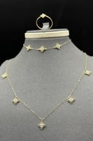 طقم زهرات ذهب تصميم الماس عيار 18 وزن 2.9 جرام