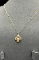 طقم اطفال وردة ذهب تصميم الماس عيار 18 وزن 2 جرام