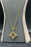 شال وردتين ذهب تصميم الماس عيار 18 وزن 13.95 جرام