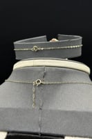 طقم وردة مفرغ ذهب مع صدف وردي عيار 18 وزن من 5.8 ا...