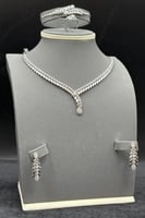 طقم دمعات ذهب ابيض تصميم الماس عيار 18 وزن 17.5 جر...