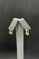 حلق ذهب مع صدف ملون عيار 18 وزن 1.5 جرام