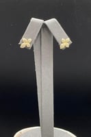 حلق وردة ذهب تصميم الماس عيار 18 وزن 1 جرام