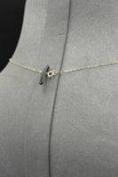 عقد وردة دورين ذهب تصميم الماس عيار 18 وزن من 1.1...