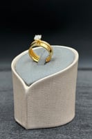 دبلة مع فص سوليتير عيار 21 وزن من 3.8 الى 4 جرام