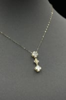 عقد وردتين ذهب مع صدف ابيض عيار 18 وزن من 0.6 الى...