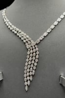 طقم ذهب ابيض مع باقيت تصميم الماس عيار 18 وزن 26 ج...