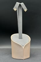 حلق زهرة ذهب تصميم الماس عيار 18 وزن من 0.9 الى 1...