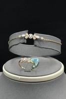 طقم وردة مع باقيت ذهب تصميم الماس عيار 18 وزن 10.6...