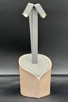 حلق وردة ذهب مع صدف ملون عيار 18 وزن 0.9 جرام