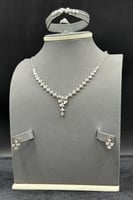 طقم ذهب ابيض تصميم الماس عيار 18 وزن 9.4 جرام