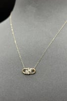 عقد مستطيل مع زهرة ذهب تصميم الماس عيار 18 وزن 0.7...