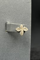 طقم وردة ذهب تصميم الماس عيار 18 وزن 11.1 جرام