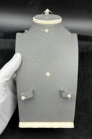 طقم وردة ذهب تصميم الماس عيار 18 وزن 1.9 جرام