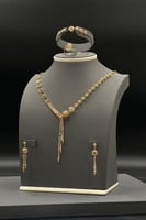 طقم ذهب كامل بتصميم كور عصري انيق عيار 21 الوزن 23...