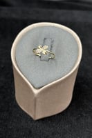 خاتم وردة ذهب تصميم الماس عيار 18 وزن 0.9 جرام