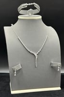 طقم ذهب ابيض ناعم عيار 18 بتصميم الماس وزن 14 جرام