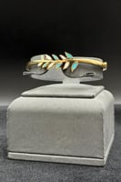 اسوارة مع خاتم اوراق شجر ذهب مع صدف ملون عيار 18 و...