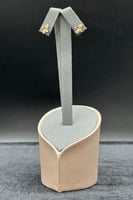 حلق وردة ذهب تصميم الماس عيار 18 وزن 0.9 جرام