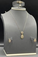 طقم دمعة ذهب تصميم الماس عيار 18 وزن 8.6 جرام