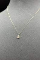 عقد مثلث ذهب تصميم الماس عيار 18 وزن من 0.3 الى 0....