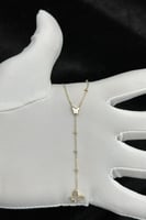 عقد فراشة نازل مع صدف ابيض عيار 18 وزن 2.1 الى 2.2...