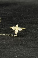 كف اطفال ثلاثة وردت ذهب تصميم الماس عيار 18 وزن 2....