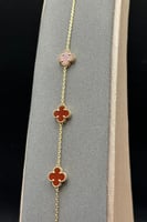 اسوارة ثلاث وردات ذهب مع صدف احمر عيار 18 وزن 2.7...