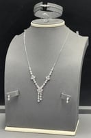 طقم وردة مع باقيت ذهب ابيض تصميم الماس عيار 18 وزن...