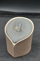 خاتم زهرة ذهب صافي عيار 18 وزن من 0.4 الى 0.5 جرام