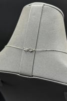 عقد زهرة مع دمعه ذهب ابيض عيار 18 وزن من 2.6 الى 2...