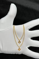 عقد دورين مجدول مع وردة ذهب صافي عيار 21 وزن 0.9 ج...