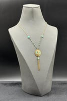 عقد ذهب مع صدف فيروزي عيار 18 وزن من 7.4 الى 7.5 ج...