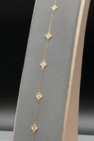 اسوارة ذهب عيار 18 مزينة بورود انيقة بوزن 0.7 جرام