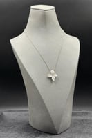 عقد وردة ذهب ابيض تصميم الماس عيار 18 وزن 3.7 جرام