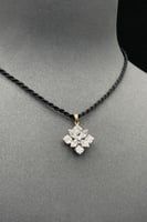 تعليقة زهرة مع باقيت ذهب تصميم الماس عيار 18 وزن 2...