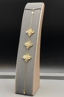 اسوارة ذهب عيار 18 تصميم ثلاثة وردات الماسي بوزن 8...