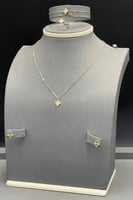 طقم نجمة ذهب صافي عيار 21 وزن من 3.5 الى 3.6 جرام