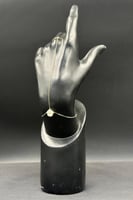 كف ورد ذهب مع صدف ابيض عيار 18 وزن من 1.1 الى 1.2...