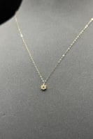 عقد ذهب بتصميم الماس عيار 18 بريق النقطة وزن 0.3 ج...