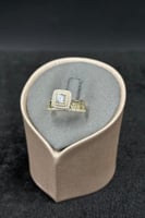 دبلة ذهب تصميم الماس مع فص سوليتير عيار 18 وزن من...