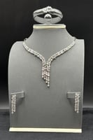 طقم ذهب ابيض مع باقيت تصميم الماس عيار 18 وزن 20.5...